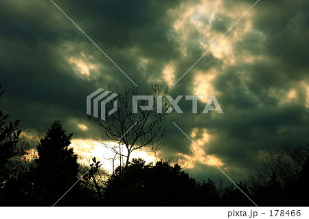 禍々しい 曇り空 暗いの写真素材 Pixta