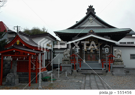 厳島神社 冬 赤色 朝の写真素材