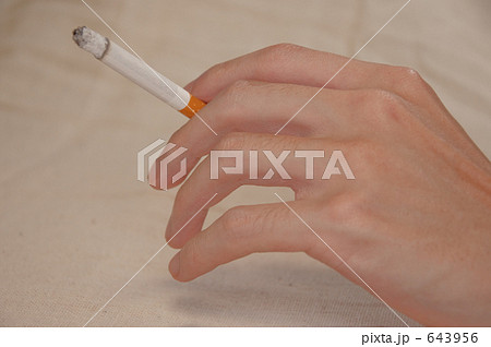 男性 手 指 タバコの写真素材