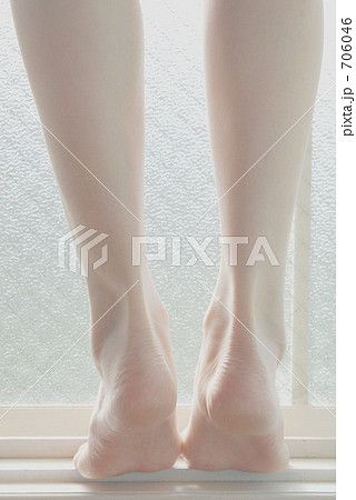 色白 足 背伸びの写真素材