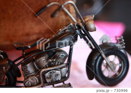 黒色 おもちゃ 手作り バイクの写真素材