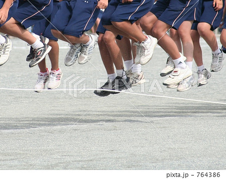 運動会 縄跳び 学生 足の写真素材