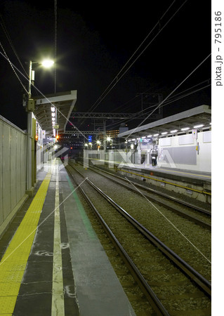 夜 駅 ホーム 東急大井町線の写真素材