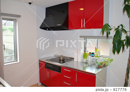 キッチン 赤色 窓 コンロの写真素材 Pixta