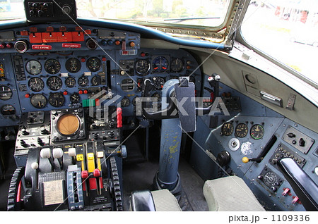 コクピット YS-11 飛行機 旅客機 操縦席の写真素材 - PIXTA