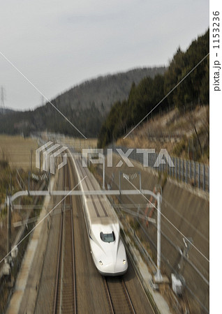 正面 俯瞰 電車 新幹線の写真素材