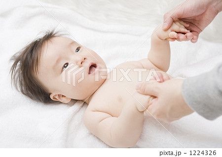 人物 赤ちゃん 男の子 日本人 かわいいの写真素材