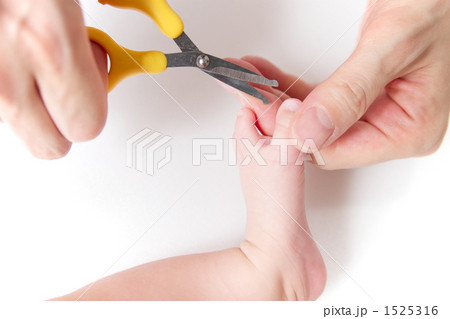 赤ちゃん 爪切り はさみ 新生児の写真素材