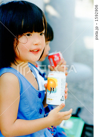 缶ジュース かわいい 飲むの写真素材