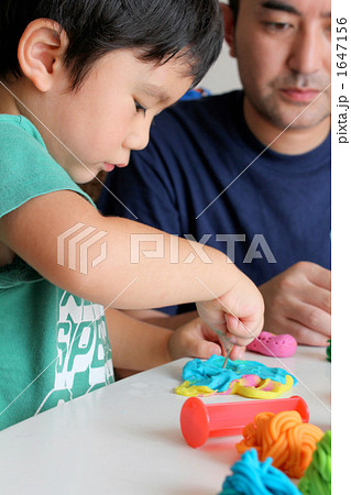 ねんど遊び 小麦ねんど 小麦粉粘土 型抜きの写真素材