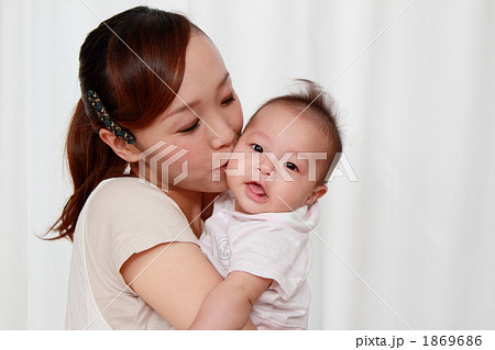 子供 女性 母子 キスの写真素材