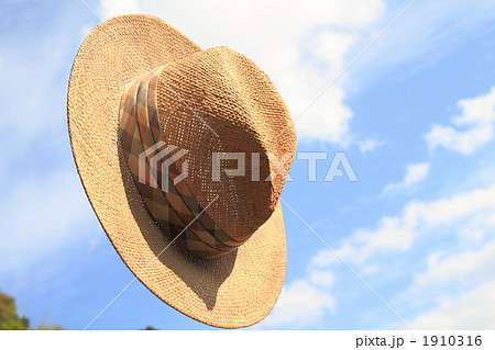 帽子 麦わら帽子 ハット 飛ぶの写真素材