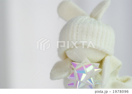 白ウサギ 手袋 うさぎ 白イメージの写真素材