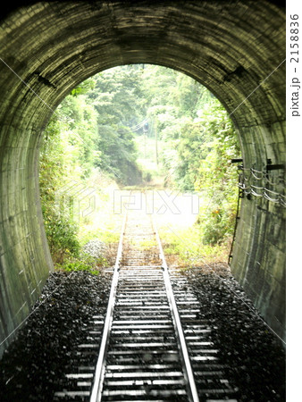 線路 トンネル 出口 逆光の写真素材