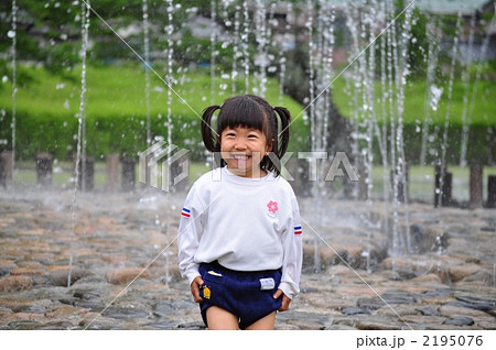女の子 噴水 水遊び 体操服の写真素材 Pixta