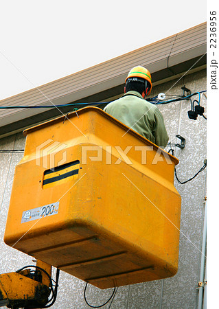 電気工事 特殊車両 高所作業車 電気屋さんの写真素材