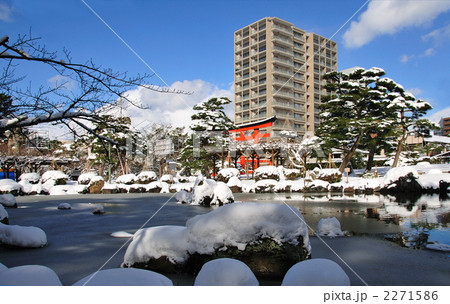 雪 庭園 雪景色 日本庭園の写真素材