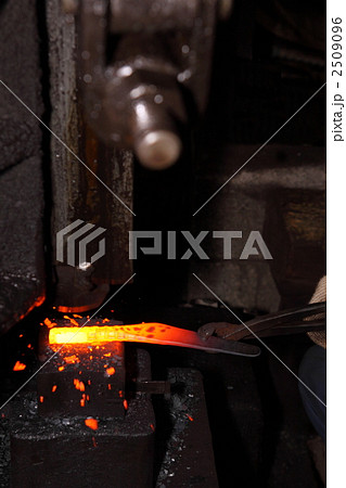 鍛冶屋 鋼 鍛造 炉の写真素材