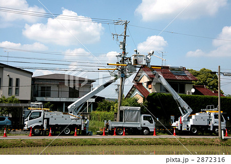電気工事 特殊車両 高所作業車 電気屋さんの写真素材