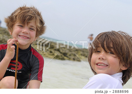 男の子 子供 海水浴 外国人の写真素材