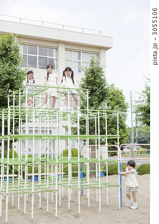 ジャングルジム 女の子の写真素材 - PIXTA