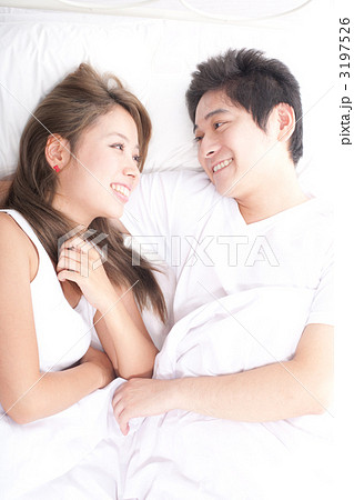 男女 腕枕 カップルの写真素材