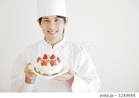 パティシエ 男性 クリスマスケーキ 製菓衛生師の写真素材
