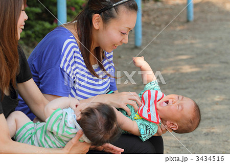 くすぐる 子供の写真素材