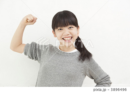 腕まくり 女の子の写真素材 腕まくり 女の子の写真素材
