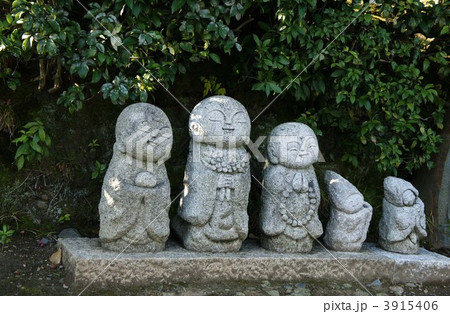 石仏、お地蔵さん (石仏十三体のお地蔵さんの写真素材 石仏、お地蔵さん (石仏十三体のお地蔵さんの写真素材