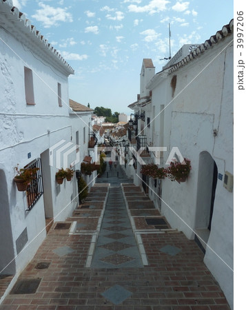 白い家 町並み 住宅街 スペインの写真素材