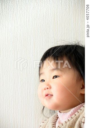 子供 顔 赤ちゃん ドアップの写真素材