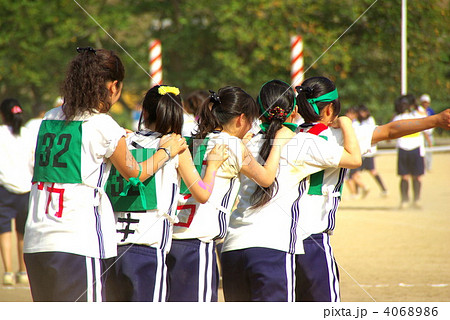 ムカデ競争 運動会 高校生 女子高生の写真素材