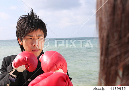 高校生 女子高生 ボクシング 海の写真素材