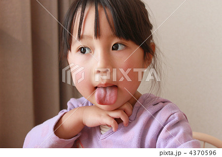 べろ 女の子 子供 舌の写真素材