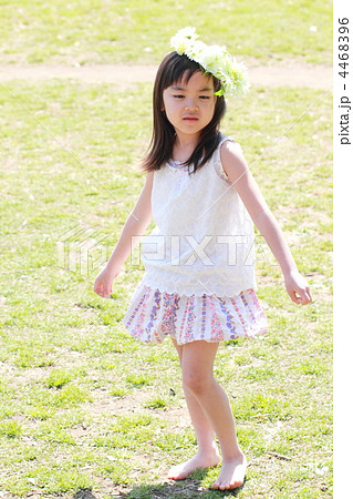 女性 女の子 私服 カジュアル 女子 園児の写真素材