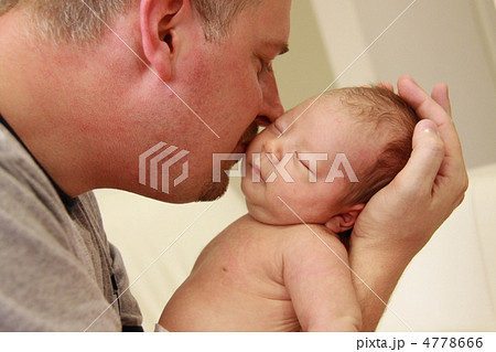 赤ちゃん 新生児 白人 ハーフ 男の子 アップ 顔の写真素材