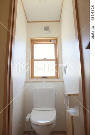 上げ下げ窓 窓 住宅 トイレの写真素材