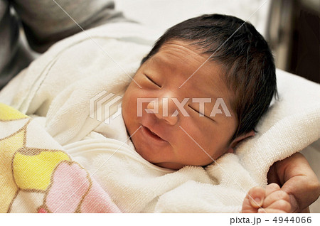 子供 赤ちゃん 新生児 変顔の写真素材