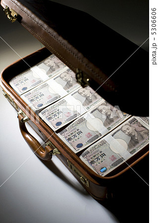 アタッシュケース お金 札束 一万円札の写真素材