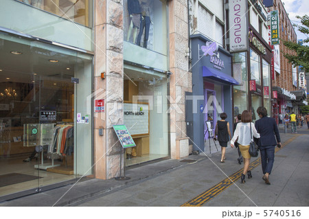 歩道 都会 ソウル カンコクの写真素材