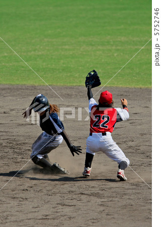 野球 選手 女の子 ポーズの写真素材