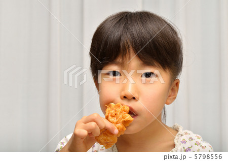 フライドチキン 女の子 食べる 女性の写真素材