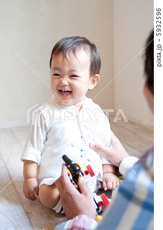 赤ちゃん 笑顔 日本人 人物の写真素材