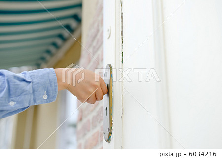 入り口 玄関 開く 握るの写真素材