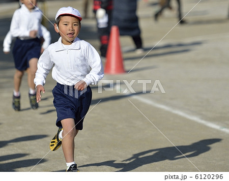 マラソン大会 走る 小学生 マラソンの写真素材