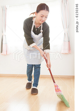 掃き掃除 ほうき 掃くの写真素材