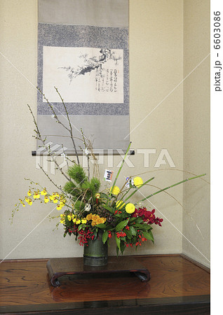 花 床の間 花瓶 和室の写真素材