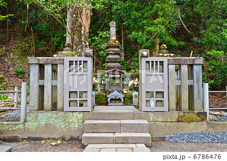 源頼朝の墓(白旗神社/神奈川県鎌倉市西御門)