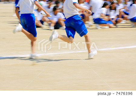 短距離走 徒競走 中学生 運動会の写真素材